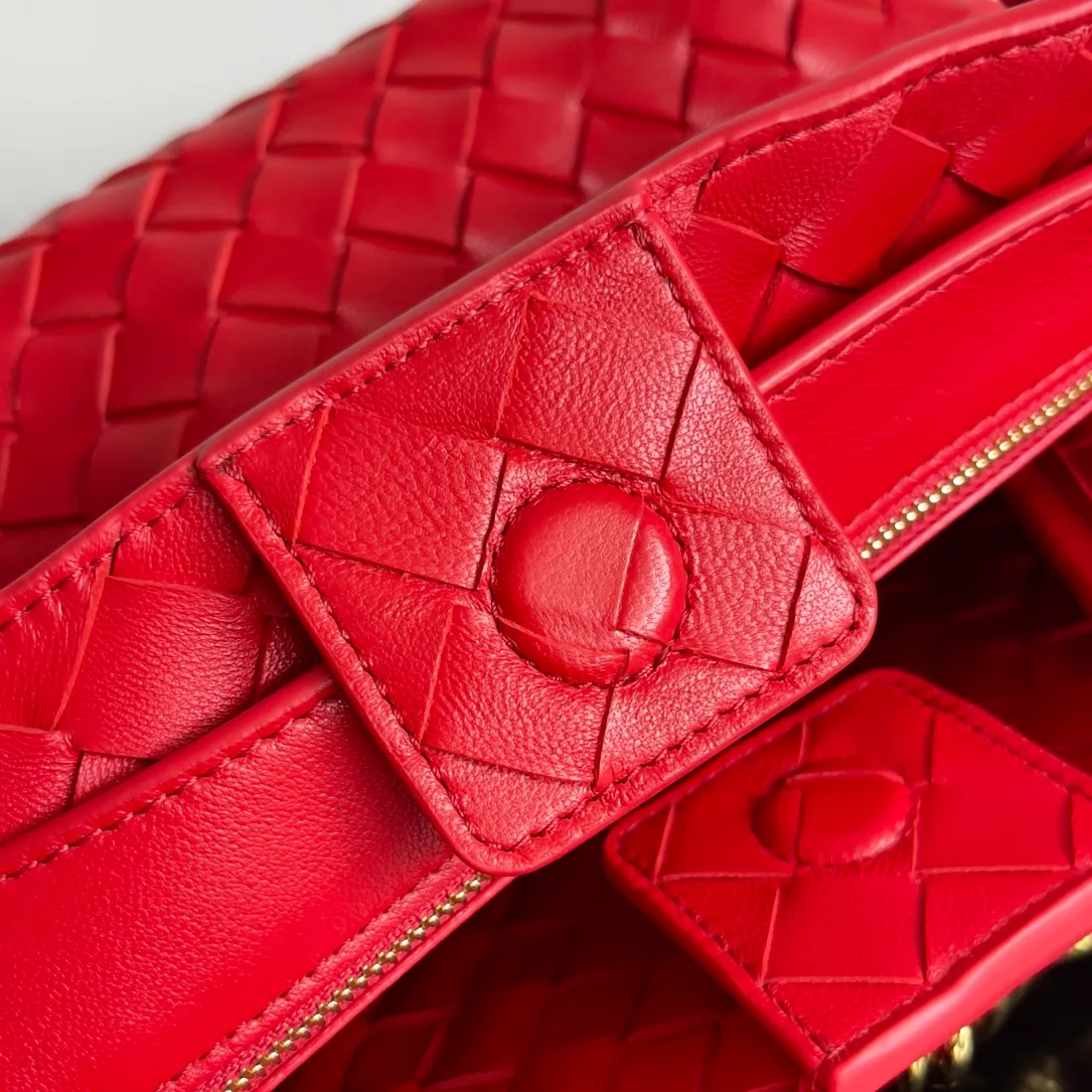 The 2023 new Andiamo batch of 1860 BV has been shipped‼ ️Really popular🔥The new Andiamo woven handbag launched by Bottega Veneta this season is really popular all over the world! ! Celebrities at home and abroad have worn it, and Oscar-winning actress Michelle Yeoh has taken it out on the street. Song Jia, Trai Yara, Yu Feihong, Sanji Ayaka, Rosie Hunting-Whiteley, Yoshioka Riho, etc. have all picked up this bag. It is classic and versatile, showing off its temperament, and the bag capacity is also large, which is very convenient for daily commuting! ! A variety of carrying methods, the shoulder straps can be adjusted by yourself, the original lambskin feels soft and delicate, and the neutral style is made to break gender boundaries and bring a more practical and longer-lasting use experience. Andiamo, which has both elegant and casual styles, perfectly interprets the true appearance of "fashionable old money style". Style number: 743568 Size: 25*22*10.5cm